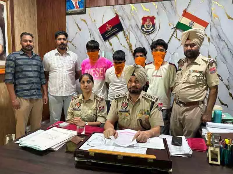 Amritsar: तीन महीने पुराने हत्या के प्रयास के मामले में 4 गिरफ्तार Amritsar: तीन महीने पुराने हत्या के प्रयास के मामले में 4 गिरफ्तार