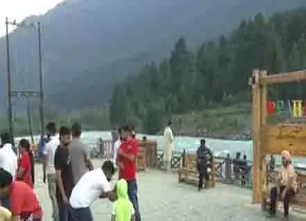 एलजी सिन्हा की घोषणा के एक दिन बाद कश्मीर में पर्यटन स्थल फिर से खुले एलजी सिन्हा की घोषणा के एक दिन बाद कश्मीर में पर्यटन स्थल फिर से खुले