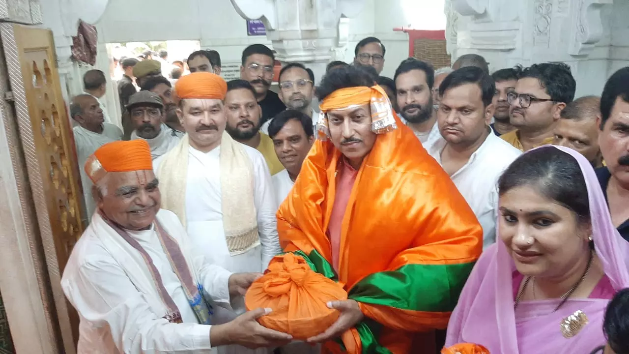 Jaipur: मंत्री कर्नल राज्यवर्धन राठौड़ ने किए प्रभु श्रीनाथजी के दर्शन Jaipur: मंत्री कर्नल राज्यवर्धन राठौड़ ने किए प्रभु श्रीनाथजी के दर्शन