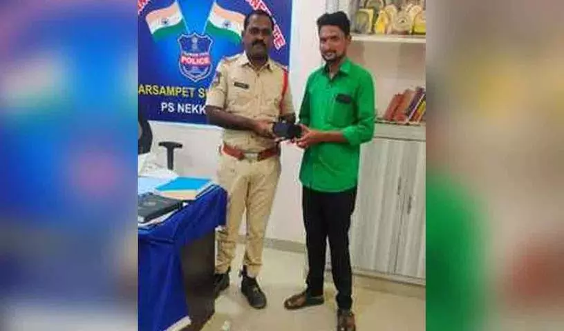 पुलिस ने पीड़ितों को खोए हुए मोबाइल फोन लौटाए पुलिस ने पीड़ितों को खोए हुए मोबाइल फोन लौटाए