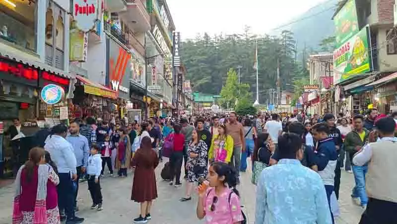 Himachal: गर्मी से राहत पाने के लिए पर्यटकों के लिए आकर्षण का केंद्र बना मनाली Himachal: गर्मी से राहत पाने के लिए पर्यटकों के लिए आकर्षण का केंद्र बना मनाली