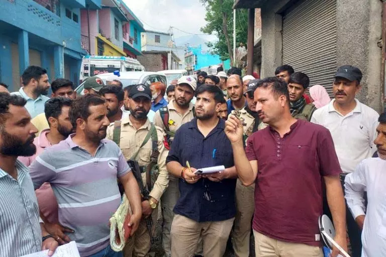 DC ने दरहाल का दौरा कर विकास कार्यों की समीक्षा की DC ने दरहाल का दौरा कर विकास कार्यों की समीक्षा की