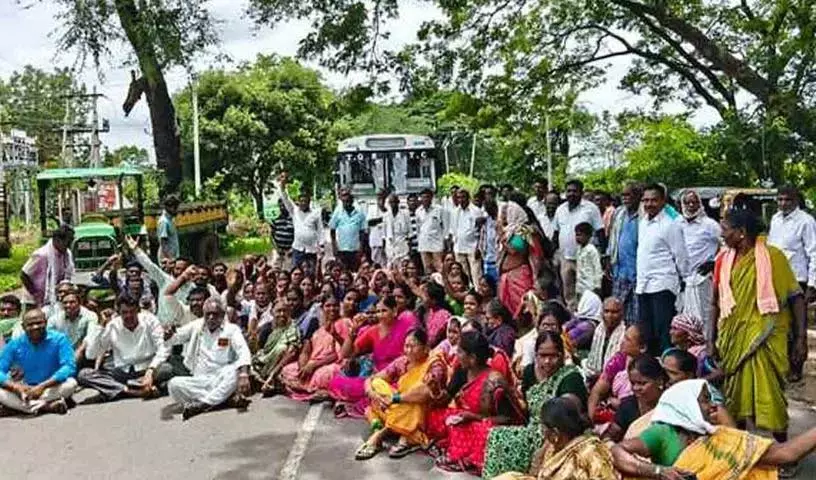 ग्रामीणों ने हमले में शामिल पिता-पुत्र की गिरफ्तारी की मांग की ग्रामीणों ने हमले में शामिल पिता-पुत्र की गिरफ्तारी की मांग की