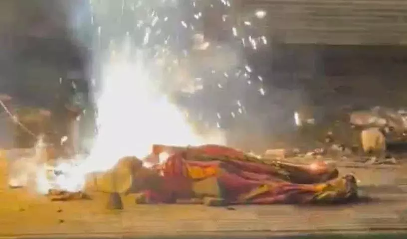 एलबी नगर में हादसा: हाईटेंशन तार कटने से दो लोग जिंदा जल गए एलबी नगर में हादसा: हाईटेंशन तार कटने से दो लोग जिंदा जल गए