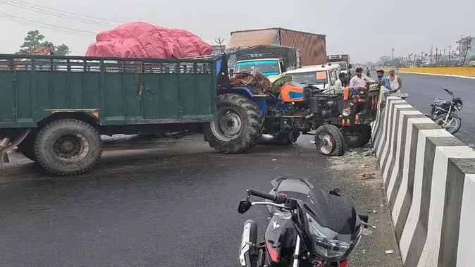 हाईवे हादसा : ट्रैक्टर-ट्रॉली से टकराई बाइक, दो भाइयों की दर्दनाक मौत हाईवे हादसा : ट्रैक्टर-ट्रॉली से टकराई बाइक, दो भाइयों की दर्दनाक मौत
