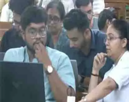 एयर इंडिया विमान दुर्घटना: एफएसएल में 24x7 डीएनए सैंपलिंग से मिलान की प्रक्रिया चल रही एयर इंडिया विमान दुर्घटना: एफएसएल में 24x7 डीएनए सैंपलिंग से मिलान की प्रक्रिया चल रही