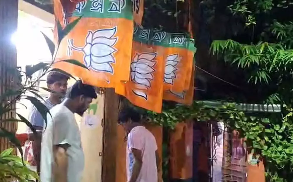 मंत्री के पति की पिटाई, पुलिस द्वारा अपराधी की तलाश में भाजपा कार्यालय की तलाशी से तनाव बढ़ा मंत्री के पति की पिटाई, पुलिस द्वारा अपराधी की तलाश में भाजपा कार्यालय की तलाशी से तनाव बढ़ा