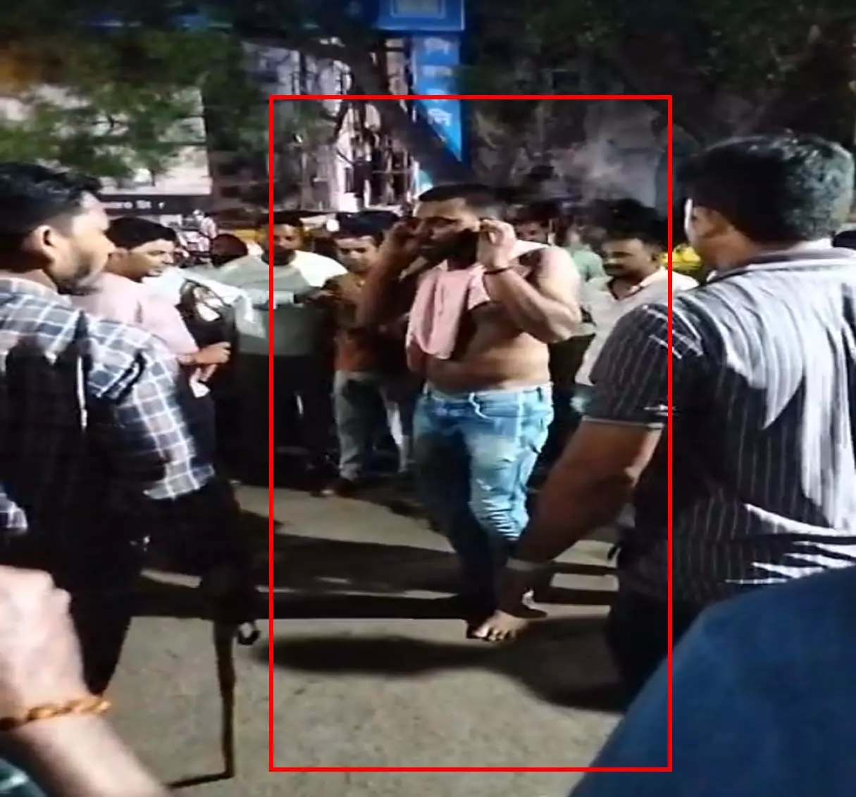 रेलवे स्टेशन पर हमला करने वाले बदमाशों का पुलिस ने निकाला जुलूस, देखें VIDEO... रेलवे स्टेशन पर हमला करने वाले बदमाशों का पुलिस ने निकाला जुलूस, देखें VIDEO...