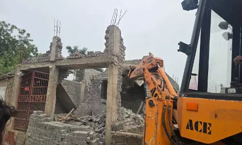 रायपुरा में अवैध निर्माण पर चला बुलडोजर रायपुरा में अवैध निर्माण पर चला बुलडोजर