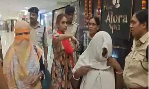 मॉल के स्पा सेंटर्स से 10 लड़कियां समेत 13 गिरफ्तार, सेक्स रैकेट का भंडाफोड़ मॉल के स्पा सेंटर्स से 10 लड़कियां समेत 13 गिरफ्तार, सेक्स रैकेट का भंडाफोड़