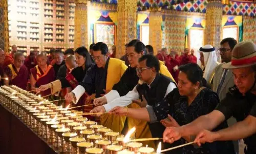 भूटान नरेश और महारानी ने एयर इंडिया दुर्घटना पीड़ितों के लिए प्रार्थना समारोह में भाग लिया