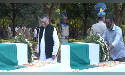 झारखंड राज्यपाल और मुख्यमंत्री सोरेन ने IED विस्फोट में शहीद सीआरपीएफ अधिकारी को श्रद्धांजलि दी