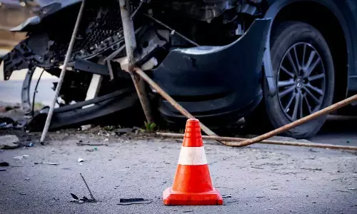 तेज रफ्तार इलेक्ट्रिक कार का कहर, कई लोग घायल तेज रफ्तार इलेक्ट्रिक कार का कहर, कई लोग घायल