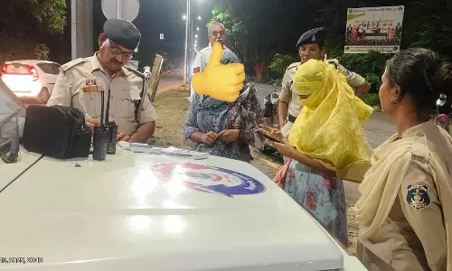 स्कार्फ बांधकर स्कूटी चलाने पर जुर्माने की कार्रवाई, दुर्ग पुलिस ने काटा चालान स्कार्फ बांधकर स्कूटी चलाने पर जुर्माने की कार्रवाई, दुर्ग पुलिस ने काटा चालान