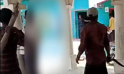गांव में बीच चौराहे पर युवक की पिटाई, खनिज माफियाओं में कानून का डर नहीं