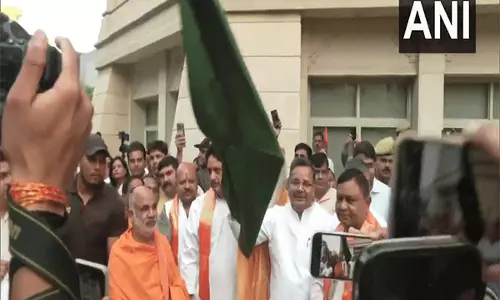 UP पर्यटन मंत्री जयवीर सिंह ने इंद्रपुरम से कैलाश मानसरोवर यात्रा के पहले जत्थे को हरी झंडी दिखाई UP पर्यटन मंत्री जयवीर सिंह ने इंद्रपुरम से कैलाश मानसरोवर यात्रा के पहले जत्थे को हरी झंडी दिखाई