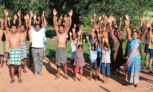 AP: आदिवासी सड़क की जरूरतों को उजागर करने के लिए योग विरोध का सहारा ले रहे AP: आदिवासी सड़क की जरूरतों को उजागर करने के लिए योग विरोध का सहारा ले रहे