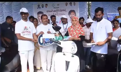 Anantapur में महिलाओं को स्वरोजगार के लिए रैपिडो ई-बाइक दी