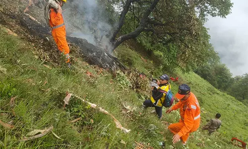 Uttarakhand helicopter crash: उसमें सवार सात यात्रियों के मारे जाने की आशंका Uttarakhand helicopter crash: उसमें सवार सात यात्रियों के मारे जाने की आशंका