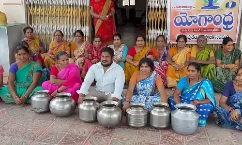 Andhra में महिलाओं ने खाली बर्तनों के साथ किया प्रदर्शन