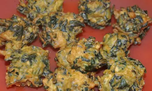 Pakora: बारिश के मौसम में पालक के पकौड़ों का मजा लें Pakora: बारिश के मौसम में पालक के पकौड़ों का मजा लें