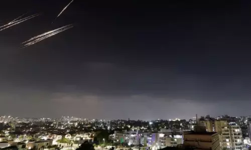 ईरान ने हाइफ़ा पर मिसाइल और ड्रोन से हमला किया, जबकि Israel  ने तेहरान पर हमला किया