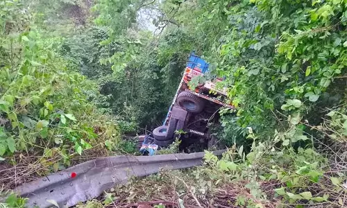 Odisha : घाट रोड घाटी में लॉरी पलट गई