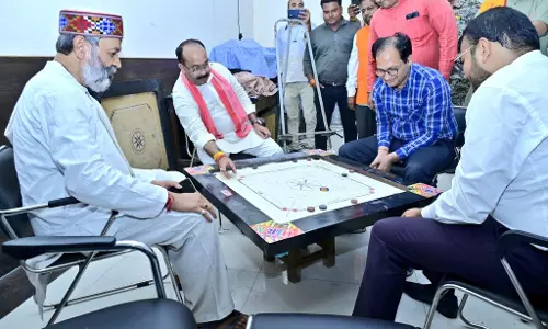 डिप्टी सीएम अरुण साव ने कैरम में आजमाया हाथ डिप्टी सीएम अरुण साव ने कैरम में आजमाया हाथ