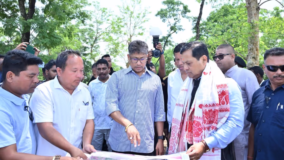 मंत्री पीयूष हजारिका ने Assam में कटाव और बाढ़ नियंत्रण उपायों की समीक्षा की