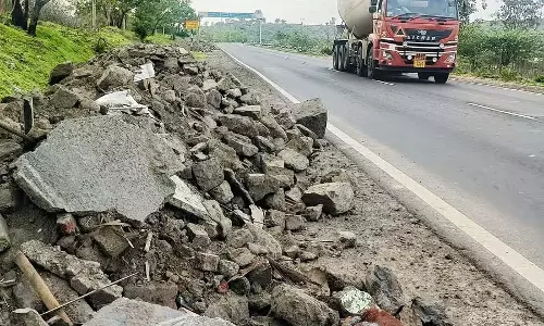 Chikkodi : राजमार्ग किनारे का कचरा खतरे को न्योता देता है