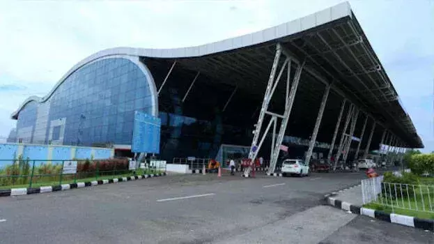 Kerala: ब्रिटिश युद्धक विमान की तिरुवनंतपुरम अंतर्राष्ट्रीय हवाई अड्डे पर आपातकालीन लैंडिंग Kerala: ब्रिटिश युद्धक विमान की तिरुवनंतपुरम अंतर्राष्ट्रीय हवाई अड्डे पर आपातकालीन लैंडिंग