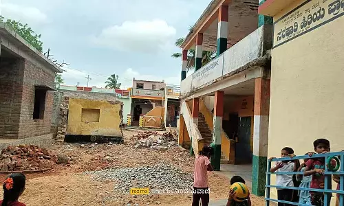बुनियादी ढांचे की कमी; रुद्रपाड़ा स्कूल में कोई सुविधा नहीं