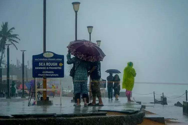Kerala में भारी बारिश, 5 जिलों में रेड अलर्ट, आईएमडी ने समुद्र में तूफान की चेतावनी दी