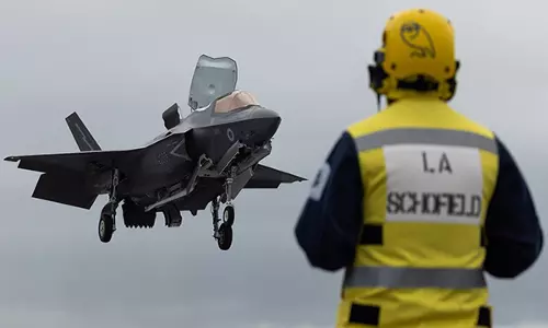 ब्रिटिश F-35 लड़ाकू विमान ने Kerala में आपातकालीन लैंडिंग की ब्रिटिश F-35 लड़ाकू विमान ने Kerala में आपातकालीन लैंडिंग की