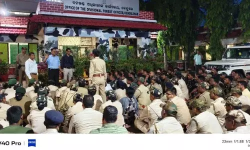 आरोपियों की गिरफ्तारी की मांग पर वनकर्मियों का डीएफओ कार्यालय के सामने प्रदर्शन आरोपियों की गिरफ्तारी की मांग पर वनकर्मियों का डीएफओ कार्यालय के सामने प्रदर्शन