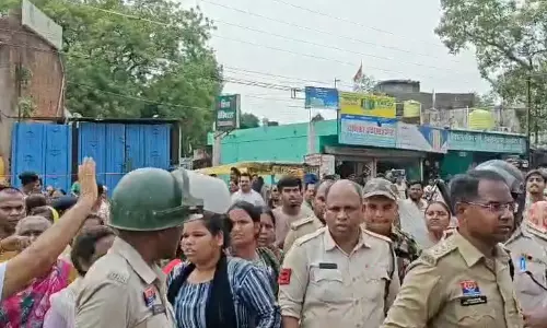 कांग्रेस नेता और कार्यकर्ता गिरफ्तार, पुलिस के काम में किए हस्तक्षेप
