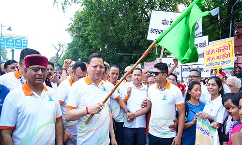 CM Dhami ने देहरादून में योग के लिए दौड़ का नेतृत्व किया, अंतरराष्ट्रीय योग दिवस पर जन भागीदारी का आह्वान किया