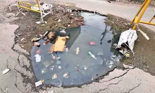 Vyasarpadi में देबर नगर सीवेज ओवरफ्लो में डूब रहा Vyasarpadi में देबर नगर सीवेज ओवरफ्लो में डूब रहा