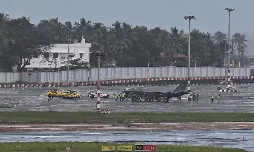 ब्रिटिश सेना के F-35 लड़ाकू विमान की केरल हवाई अड्डे पर आपातकालीन लैंडिंग ब्रिटिश सेना के F-35 लड़ाकू विमान की केरल हवाई अड्डे पर आपातकालीन लैंडिंग