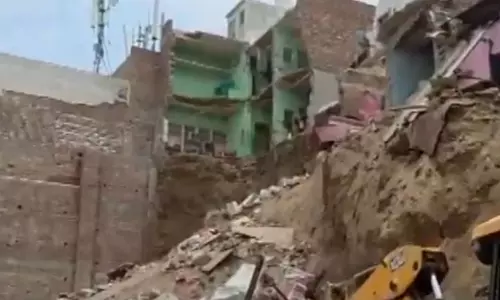 कई मकान गिरने की खबर, मच गई चीख-पुकार कई मकान गिरने की खबर, मच गई चीख-पुकार