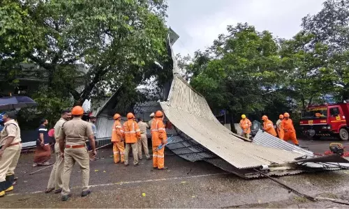 तेज हवा से मकान की छत उड़कर सड़क पर गिरी, तटीय राजमार्ग पर यातायात बाधित