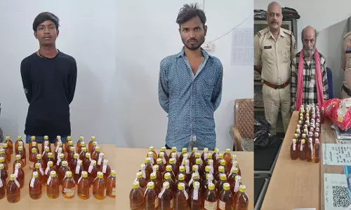 पंडरी और विधानसभा इलाके में शराब बेचते तीन कोचिए गिरफ्तार पंडरी और विधानसभा इलाके में शराब बेचते तीन कोचिए गिरफ्तार