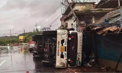 Kerala : थाला स्सेरी में मालवाहक ट्रक पलटने से तीन दुकानें ढह गई Kerala : थाला स्सेरी में मालवाहक ट्रक पलटने से तीन दुकानें ढह गई