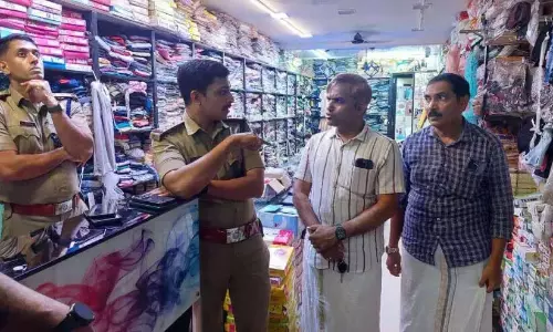 Kerala : शहर में चोरों द्वारा दुकानों को लूटा जा रहा Kerala : शहर में चोरों द्वारा दुकानों को लूटा जा रहा