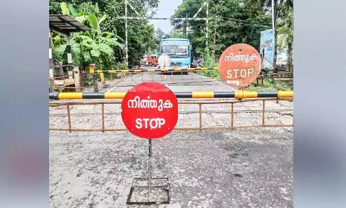 Kerala : रेलवे फाटक क्षतिग्रस्त, यातायात बाधित Kerala : रेलवे फाटक क्षतिग्रस्त, यातायात बाधित
