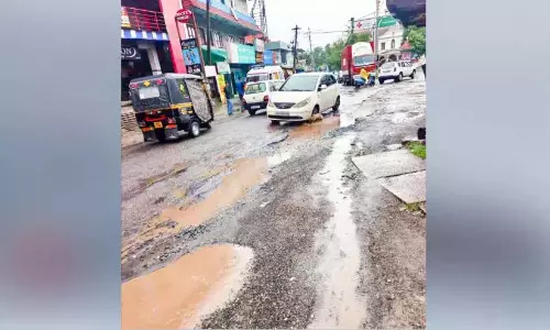 Kerala ; चूंडी में गड्ढे बने मौत का जाल Kerala ; चूंडी में गड्ढे बने मौत का जाल