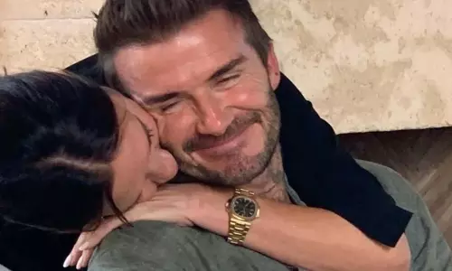 Victoria Beckham ने अपने पति डेविड बेकहम को ब्रिटिश नाइटहुड की उपाधि मिलने पर बधाई दी Victoria Beckham ने अपने पति डेविड बेकहम को ब्रिटिश नाइटहुड की उपाधि मिलने पर बधाई दी