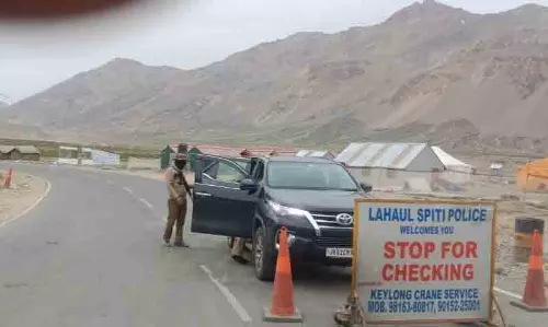 हजारों लोग Manali-Leh राजमार्ग पार, सरचू, कोकसर, दारचा जाते