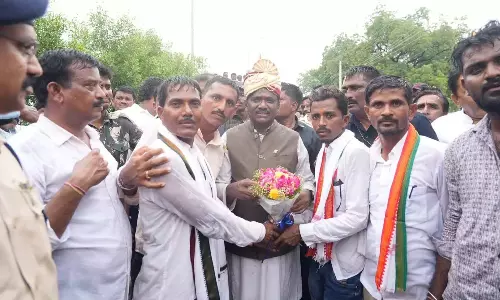 Telangana: मंत्री विवेक ने अवैध रेत खनन पर अंकुश लगाने का संकल्प लिया