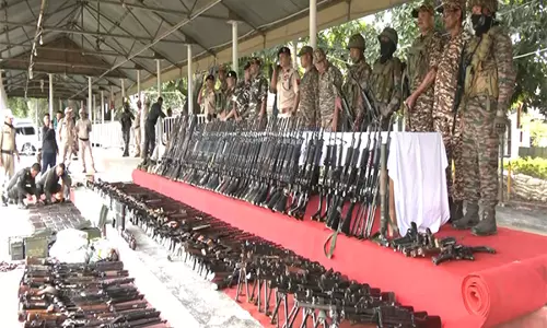 Manipur के निवासियों ने हथियार बरामदगी प्रक्रिया को शांति की दिशा में उठाया गया कदम बताया Manipur के निवासियों ने हथियार बरामदगी प्रक्रिया को शांति की दिशा में उठाया गया कदम बताया